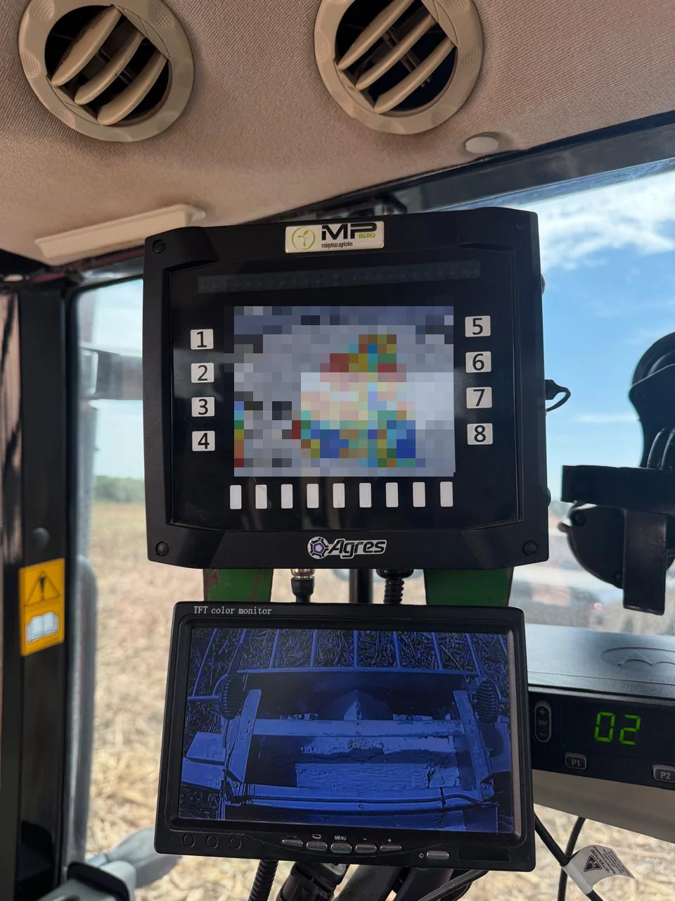 Monitores de equipamento agrícola com interface técnica anonimizada