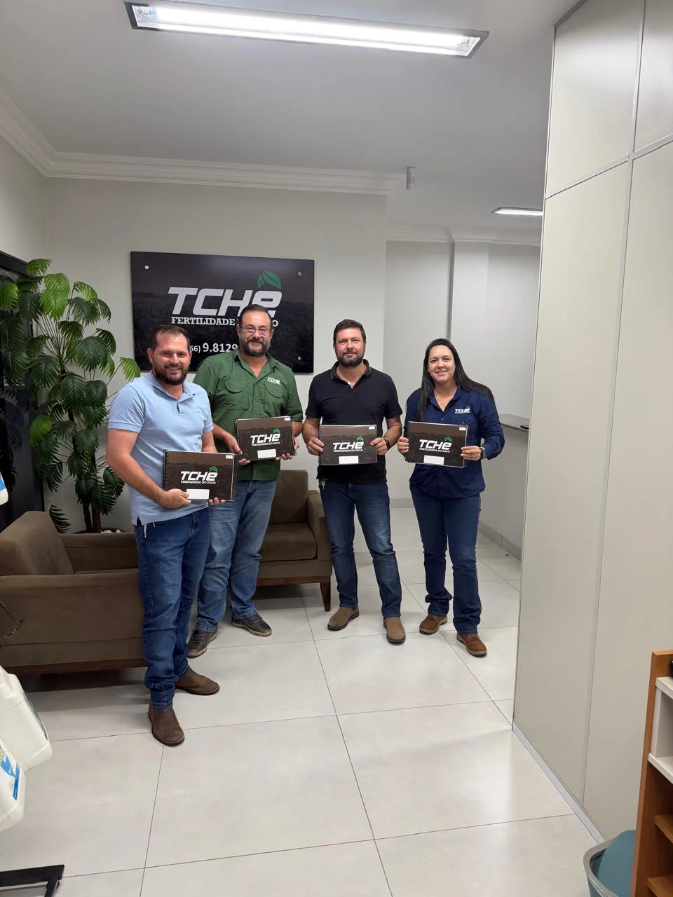 Equipe da Tchê reunida no escritório